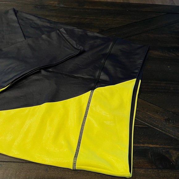ZYIA 🌙 | NWOT Neon Yellow Metallic Light n Tight Hi-Rise Leggings 24” - Picture 4 of 6